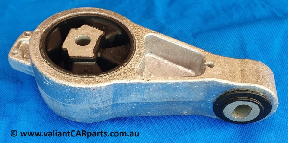 Chrysler_PT_Cruiser_engine_mount_long
