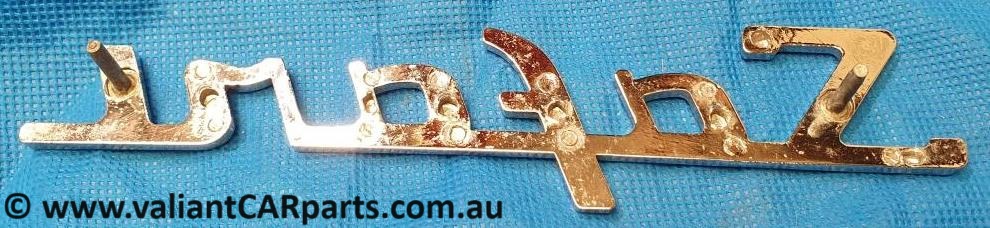Chrysler_Valiant_VE-VF_Safari_Badge,_Station_Wagon_r