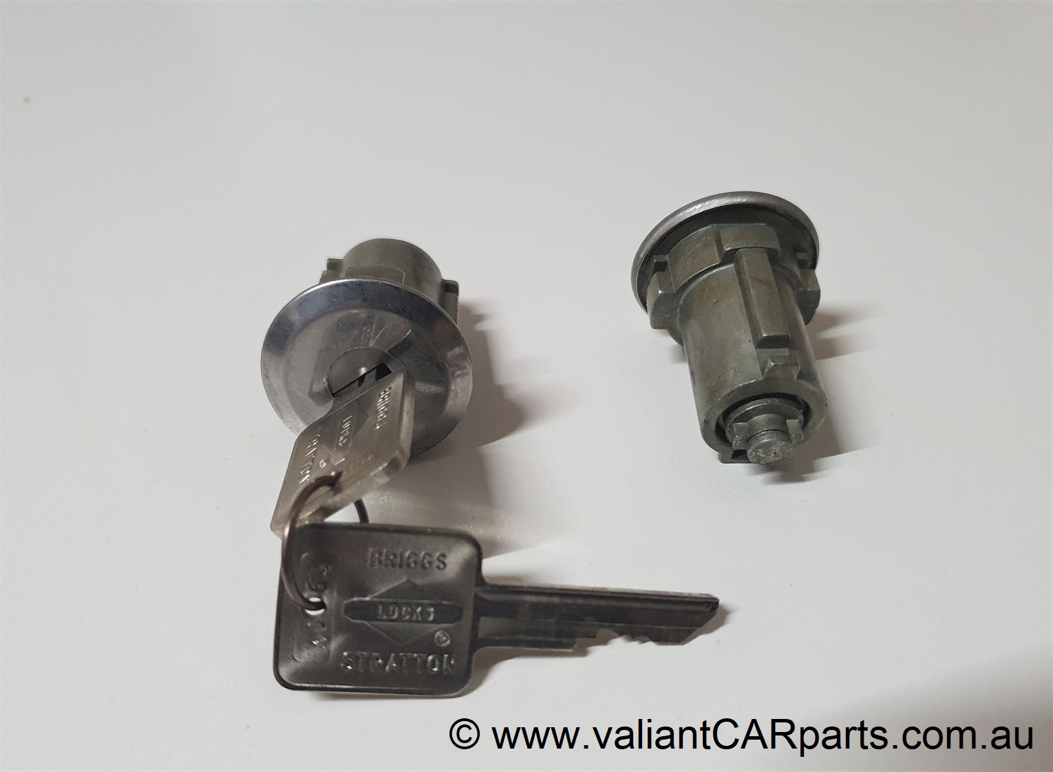 IHC_International_Harvester_Australian_truck_D_line_Pair_DOOR_Lock_barrels_assy_cylinders_keys_(1)