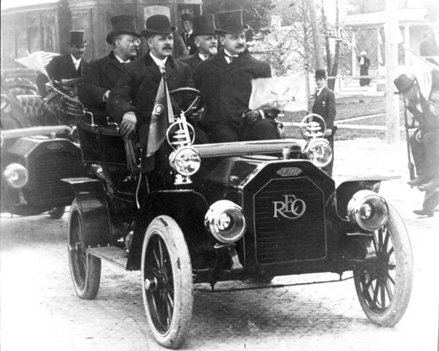 US_President_Roosevelt_rides_in_REO_motor_car_1907