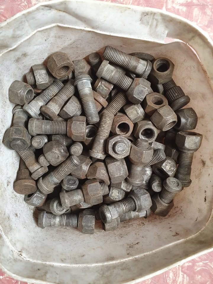 Chrysler_valiant_left_hand_thread_wheel_stud_rear_r_s_ap5_ap6_vc_ve_vf-1
